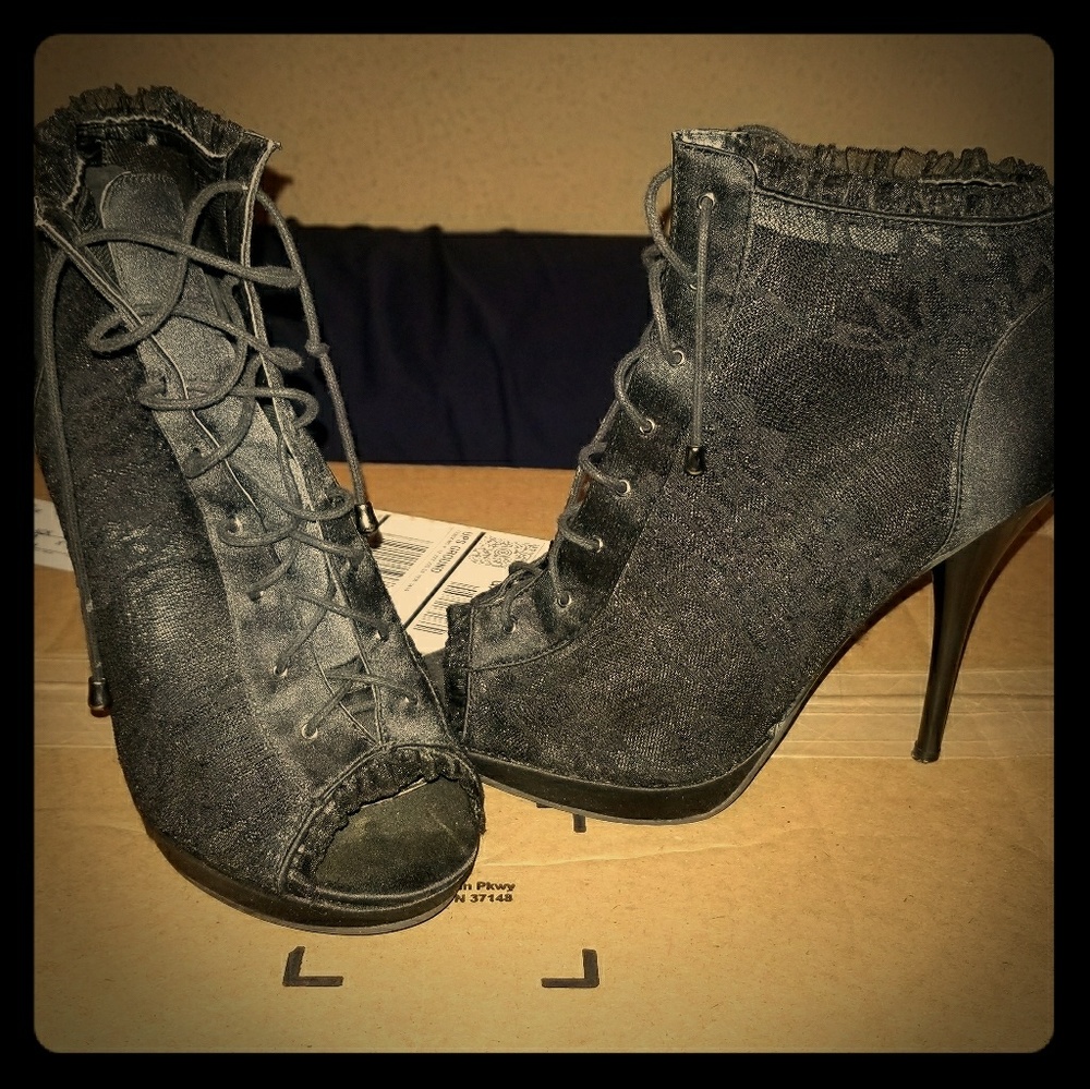 Very sexy lace booties 👠🖤